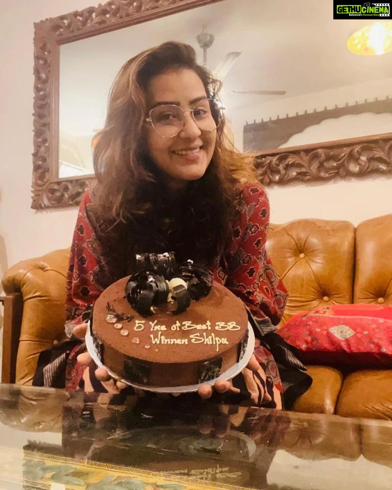 Shilpa Shinde Instagram - Received your love #Shilpians 💕 A big tight hug to all🤗🤗 I'm blessed & forever grateful to all🙏🏻😘Keep loving me😘lots of love❤❤ #BestMemories #shilpashinde #saturdayvibes #saturday
