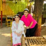 Shilpa Shinde Instagram - Enjoying my favourite food at my fav place @artcaferoots ❤ & Thanks to Rupali for designing such an amazing place in Karjat😍 #artgallery #artwork #funtimes #shilpashinde #reelsinsta #kagazkedopankhleke #goodafternoon #thursday #thursdayvibes #viraltrend #trending #trendingreels #reels #enjoying #restaurant