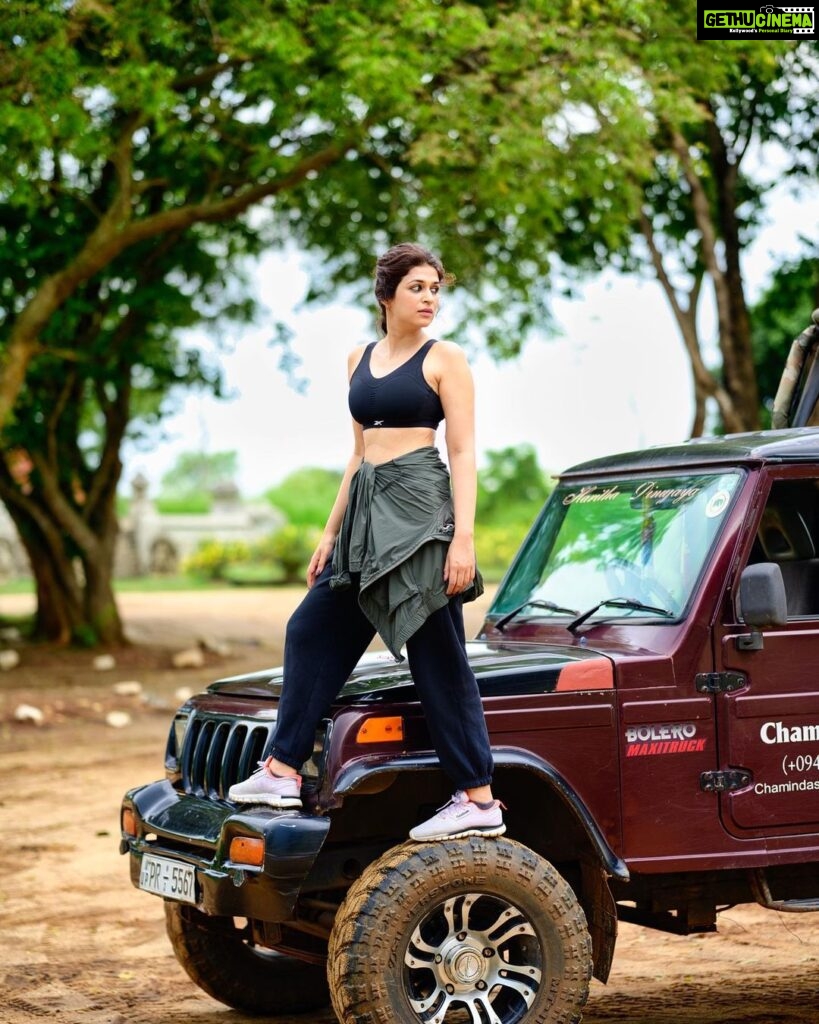 Shraddha Das Instagram - "When life gives you a chance to explore the unknown, take it and never look back 👱‍♀️ @versatile_makeoversartist 📸 @krishnatejah 🌅🐘 #safari #exploremore #srilankanelephants Udawalawe