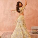 Shriya Saran Instagram - 𝙋𝙎 @ 𝙆𝙂 | 𝙏𝙝𝙚 𝙋𝙎 𝙄𝙘𝙤𝙣 𝙀𝙙𝙞𝙩𝙞𝙤𝙣 𝘈𝘴 𝘸𝘦 𝘭𝘢𝘶𝘯𝘤𝘩 𝘰𝘶𝘳 𝘣𝘳𝘪𝘥𝘢𝘭 𝘧𝘭𝘢𝘨𝘴𝘩𝘪𝘱 𝘴𝘵𝘰𝘳𝘦 𝘪𝘯 𝘒𝘢𝘭𝘢 𝘎𝘩𝘰𝘥𝘢, 𝘸𝘦 𝘢𝘳𝘦 𝘤𝘦𝘭𝘦𝘣𝘳𝘢𝘵𝘪𝘯𝘨 𝘵𝘩𝘦 𝘮𝘪𝘭𝘦𝘴𝘵𝘰𝘯𝘦 𝘸𝘪𝘵𝘩 𝘰𝘶𝘳 𝘖𝘎 #𝘗𝘚𝘎𝘪𝘳𝘭𝘴 𝘪𝘯 𝘵𝘩𝘦 𝘢𝘭𝘭-𝘯𝘦𝘸 '𝘔𝘰𝘥𝘦𝘳𝘯 𝘔𝘶𝘨𝘩𝘢𝘭𝘴' 𝘤𝘰𝘭𝘭𝘦𝘤𝘵𝘪𝘰𝘯. “@shriya_saran1109 is one of the coolest girls you’ll ever come across — she is playful, fun, individualistic and wears her heart on her sleeves. She swears by PS for her off-duty style. Her personal style is very modern, and that’s what we’ve tried to capture with this campaign.” — Payal Singhal Shriya Saran in the Velvet Appliqué Lehenga from the SS’23 ‘Modern Mughals’ collection, available exclusively at the newly opened Kala Ghoda store. 📍Payal Singhal, Ground Floor, Bhogilal Hargovindas Bldg, 18/20, K Dubash Marg, Kala Ghoda, Fort, Mumbai For shopping assistance: Email: cs@payalsinghal.com Call/WhatsApp: +91 9321578764 Jewellery credit @jewelsbymoksh Shot by @porus.vimadalal Styled by @prayag.menon HMU @inherchair