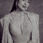 Shriya Saran Instagram - Outfit- @dlmayaofficial Jewellery- @hybajewels @karishma.joolry Makeup- @makeupbymahendra7 Hair @yogitasheth96 Styled by @sukritigrover Photographer- deepak_das_photography