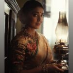 Shriya Saran Instagram - Thank you @ajshetty for these stunning pictures . Thank you for your love photography . Thank you for making @kabzaamovieofficial look gorgeous . @rchandrumovies @makeupbymahendra7 @priyanka_sherkar1 @sithara_kudige @gajraj_jewellers