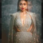 Shriya Saran Instagram - Outfit- @dlmayaofficial Jewellery- @hybajewels @karishma.joolry Makeup- @makeupbymahendra7 Hair- @yogitasheth96 Photographer- deepak_das_photography For @realbollywoodhungama