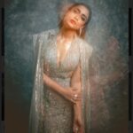 Shriya Saran Instagram - Outfit- @dlmayaofficial Jewellery- @hybajewels @karishma.joolry Makeup- @makeupbymahendra7 Hair- @yogitasheth96 Photographer- deepak_das_photography For @realbollywoodhungama