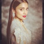 Shriya Saran Instagram - Outfit- @dlmayaofficial Jewellery- @hybajewels @karishma.joolry Makeup- @makeupbymahendra7 Hair- @yogitasheth96 Photographer- deepak_das_photography For @realbollywoodhungama