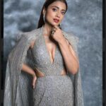 Shriya Saran Instagram - Wearing @dlmayaofficial Jewellery- @hybajewels @karishma.joolry Makeup- @makeupbymahendra7 Photographer- deepak_das_photography Thank you , your wife is gorgeous Thank you @realbollywoodhungama For a great evening Thank you @sukritigrover for styling me . Love that you are at it even with a broken thumb .