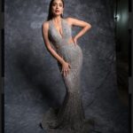 Shriya Saran Instagram - Wearing @dlmayaofficial Jewellery- @hybajewels @karishma.joolry Makeup- @makeupbymahendra7 Photographer- deepak_das_photography Thank you , your wife is gorgeous Thank you @realbollywoodhungama For a great evening Thank you @sukritigrover for styling me . Love that you are at it even with a broken thumb .