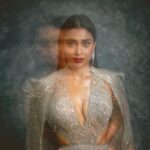 Shriya Saran Instagram - Wearing @dlmayaofficial Jewellery- @hybajewels @karishma.joolry Makeup- @makeupbymahendra7 Photographer- deepak_das_photography Thank you , your wife is gorgeous Thank you @realbollywoodhungama For a great evening Thank you @sukritigrover for styling me . Love that you are at it even with a broken thumb .