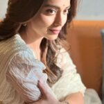 Shriya Saran Instagram - Grateful for your love @sithara_kudige @priyanka_sherkar1 @priyanka_sherkar1 @deepak_vijay_photography @kabzaamovieofficial