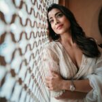 Shriya Saran Instagram - @shriya_saran1109 . Pc : @_dee_jay_r @deepak_vijay_photography Wearing @sithara_kudige @makeupbymahendra7 @priyanka_sherkar1 Jwellery @kushalsfashionjewellery