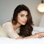 Shriya Saran Instagram - White saree so serene Makeup @makeupbymahendra7 Hair @priyanka_sherkar1 Photographer @venurasuri Saree @sithara_kudige
