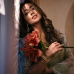 Shriya Saran Instagram - Shot with the amazing @deepak_vijay_photography he makes pictures look like a painting . You are an artist . Thank you @ajshetty for connecting us Wearing @sithara_kudige mint green saree . @kabzaamovieofficial @makeupbymahendra7 @priyanka_sherkar1 Jwellery @kushalsfashionjewellery