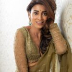 Shriya Saran Instagram - It’s amazing how old friend just know you . @soondah_wamu always brings out the crazy in me . Shot this in chennai , after 16 hours of work travel …. Wearing my favourite @sithara_kudige Love the blouses she makes . Ufff this saree is amazing Make up @mukeshpatilmakeup Hair @priyanka_sherkar1 @kabzaamovieofficial