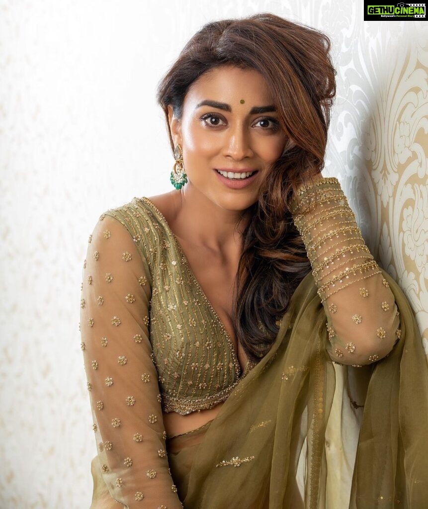 Shriya Saran Instagram - It’s amazing how old friend just know you . @soondah_wamu always brings out the crazy in me . Shot this in chennai , after 16 hours of work travel …. Wearing my favourite @sithara_kudige Love the blouses she makes . Ufff this saree is amazing Make up @mukeshpatilmakeup Hair @priyanka_sherkar1 @kabzaamovieofficial