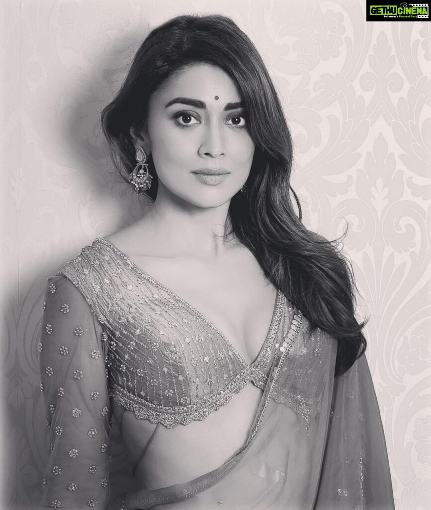 Shriya Saran Instagram - It’s amazing how old friend just know you . @soondah_wamu always brings out the crazy in me . Shot this in chennai , after 16 hours of work travel …. Wearing my favourite @sithara_kudige Love the blouses she makes . Ufff this saree is amazing Make up @mukeshpatilmakeup Hair @priyanka_sherkar1 @kabzaamovieofficial