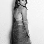 Shriya Saran Instagram - It’s amazing how old friend just know you . @soondah_wamu always brings out the crazy in me . Shot this in chennai , after 16 hours of work travel …. Wearing my favourite @sithara_kudige Love the blouses she makes . Ufff this saree is amazing Make up @mukeshpatilmakeup Hair @priyanka_sherkar1 @kabzaamovieofficial