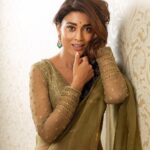 Shriya Saran Instagram - It’s amazing how old friend just know you . @soondah_wamu always brings out the crazy in me . Shot this in chennai , after 16 hours of work travel …. Wearing my favourite @sithara_kudige Love the blouses she makes . Ufff this saree is amazing Make up @mukeshpatilmakeup Hair @priyanka_sherkar1 @kabzaamovieofficial