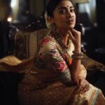 Shriya Saran Instagram – Thank you @ajshetty for these stunning pictures . Thank you for your love photography . 
Thank you for making @kabzaamovieofficial look gorgeous .
@rchandrumovies 
@makeupbymahendra7 
@priyanka_sherkar1 
@sithara_kudige 
@gajraj_jewellers