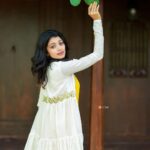 Shruthi Rajanikanth Instagram - Pleasant 💛✨ 📸 @3leaf_photography Mua @merinmetildamua Costume @aimas_designz
