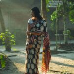 Shruthi Rajanikanth Instagram - ഇന്നലെ ഞാൻ കുറെ ആളുകളോട് സംസാരിക്കലുണ്ടായി... ഓരോ ആളുകൾക്കും ഓരോ കഥകൾ പറയാനുണ്ട്. നമ്മുടെ ജീവിതത്തിൽ അങ്ങനെ നടന്നാൽ എന്ത് ചെയ്യും എന്ന് ചിന്തിച്ചു കൂടി നോക്കാൻ പറ്റാത്ത കാര്യങ്ങൾ. അതിനെ ഒക്കെ അവർ തരണം ചെയ്തു വന്നു. ഇപ്പോളും അതിൽ നിന്ന് വെളിയിൽ വരാൻ ശ്രെമിക്കുന്നവരും ഉണ്ട്... അവരോടു എനിക്ക് പറയാൻ ഉള്ളത് .. U will find a ray of hope to live some day ❤.. ഇങ്ങനെ ഉള്ളവരെ മനസിലാക്കാൻ പറ്റുന്ന ആള് ആകാൻ കഴിയുക എന്ന് പറയുന്നത് നിസ്സാര കാര്യം അല്ല.. നിങ്ങള്ക്ക് അങ്ങനെ ഒരാളാകാൻ സാദിക്കെട്ടെ. 📸 @nomadic_frames ❤