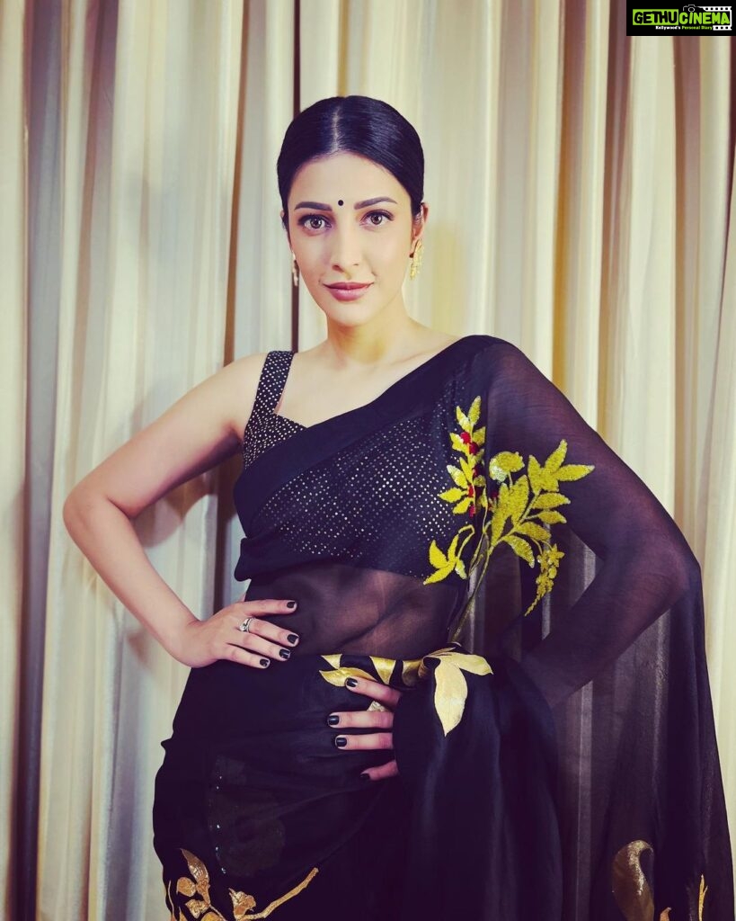 Shruti Haasan Instagram - Saree not saree 😁 . . . Saree @labelearthen Accessories @palmonas_official @auorstudio Stylist @neeraja.kona Asst stylist @manogna_gollapudi HMU @prakatwork 📸 @dimensions.dmns Chennai,Tamilnadu