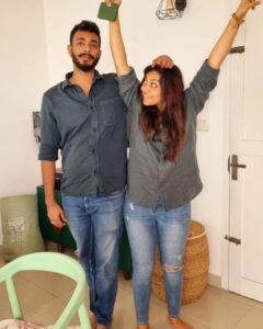 Shruti Ramachandran Instagram - @theprawncis tolerating my existence, captured by @vincentnotvangogh 

P.S. The twinning was not intentional.