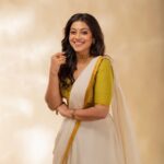 Shruti Ramachandran Instagram - For the 45th Kerala Film Critics Award Shot by @jibinartist @plan.b.actions Styled by @keepitstylish_by_ammu @styledbyammu Outfit courtesy @pranaahbypoornimaindrajith Jewellery courtesy @ttdevassy Hair and Make up by @_sapnas_makeover Studio : @maxxocreative @huwais.majeed