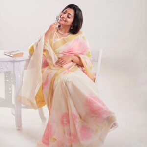 Shruti Ramachandran Instagram - 🌸 for @turmerikofficial 🌸

Creative Concept @nivethithasanjay
Styled by @the_asaniyanazrin 
Videography @portraits_by_shone
Photography @arun_payadimeethal
Asst camera @rahul_.thuvassery_
Makeup @juli_julian_makeupartist
Assistant @uniqueen999
Studio @studio_maxxo @maxxocreative