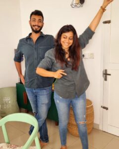 Shruti Ramachandran Instagram - @theprawncis tolerating my existence, captured by @vincentnotvangogh 

P.S. The twinning was not intentional.
