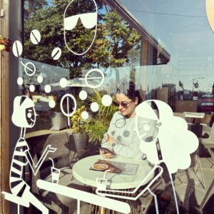 Shruti Sodhi Instagram - Just us girls hanging out at the coffee shop and discussing how 2022 went by for us 😆 #shrutisodhi #2weeks #to #2023