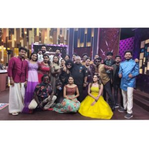Shrutika Instagram - The loveliest cwc! The liveliest set ,with the most lovable fun people ever😍😍
Going to miss this big time!
A show that has given me so many hearts to love so dearly from inside of the sets to the outside world.
This phase of my life will always be remembered,most cherished .These 6 months have been a golden patch of my life with people who have a golden heart 💛 

Love u all so dearly..and will miss this big time!

#cookuwithcomali3 #vijaytelevision #vijaytv #tamil #television #endofseason #lovelypeople #positivevibes #fun #laugh #joy #emotional #cwc3 #cwcseason3 #spreadpositivity #spreadlove #missyou #love #happy #happypeople #instagood #instalove #instagram #instalike #instapic #picoftheday #group #groupphoto #family #friendship