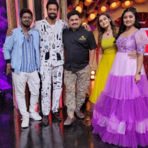 Shrutika Instagram - The loveliest cwc! The liveliest set ,with the most lovable fun people ever😍😍
Going to miss this big time!
A show that has given me so many hearts to love so dearly from inside of the sets to the outside world.
This phase of my life will always be remembered,most cherished .These 6 months have been a golden patch of my life with people who have a golden heart 💛 

Love u all so dearly..and will miss this big time!

#cookuwithcomali3 #vijaytelevision #vijaytv #tamil #television #endofseason #lovelypeople #positivevibes #fun #laugh #joy #emotional #cwc3 #cwcseason3 #spreadpositivity #spreadlove #missyou #love #happy #happypeople #instagood #instalove #instagram #instalike #instapic #picoftheday #group #groupphoto #family #friendship