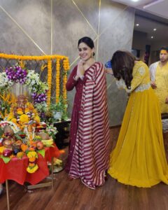 Shubhaavi Choksey Instagram - Ganpati Bappa Morya 🙏🏻 
Thank you @sahilanandofficial and @mongarajneet to having me ❤️
The Crazy the peoples’ @iam_ejf @aakanshashukla0803 @shreya_nehal @vinitps @priyalmahajanofficial 
Lots of love and wishes @ritu_vasishtha ❤️
Ps: MY FAVOURITE PHOTO IS the 5th one @iam_ejf 🤣🤣
#ganpati #ganpatibappamorya #2022