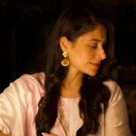 Shubhaavi Choksey Instagram - Simplicity ….. Photographed by @shotbyrohitdey Jewellery by @totapari1 Outfit courtesy @myshka_fashion Makeup & Hair by @amuthevar Location courtesy by @younion_mumbai @zkalra PR managed by @oceanmediapr Jewellery Collab courtesy by @aaira_narula Outfit collab courtesy by @rimadidthat Styled by @rimadidthat & @shubhaavi #indian #fashion #ethnic #style #2023