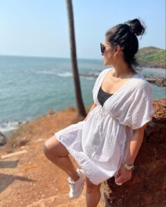 Shubhaavi Choksey Instagram - Can I ever be serious ???? 
I try not to laugh but it just happens 🤦🏻‍♀️ …. 
#goa #goadiaries #friends #2022