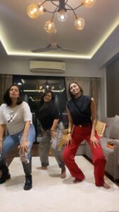Shubhaavi Choksey Instagram - Is this trending???? 
Errr… now it will 💃🏻💃🏻
 @iam_ejf @aakanshashukla0803 
#friendship #crazy #blessed #reelitfeelit #2022