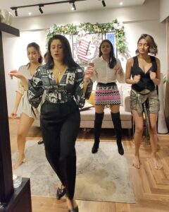 Shubhaavi Choksey Instagram - 5..6…7… Gooo girl gang 🎄 
thank you eriiiiiii and love youuuuuu all ❤️❤️❤️❤️ 
@iam_ejf @sonyaaayodhya @cheshtabhagat @alkamogha #christmas #2021 #girlgang #jugnu