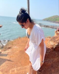 Shubhaavi Choksey Instagram - Can I ever be serious ???? 
I try not to laugh but it just happens 🤦🏻‍♀️ …. 
#goa #goadiaries #friends #2022