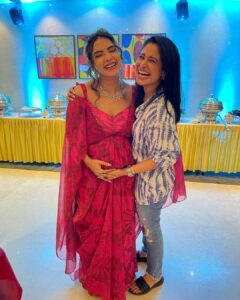 Shubhaavi Choksey Instagram - Poojo and Sandy are having a babyyyyyy 💃🏻💃🏻 
God bless you all always @poojabanerjeee @sandeepsejwal 
#monkeyingaround #babyshower #nazarnalage #superhappy