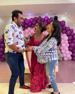 Shubhaavi Choksey Instagram - Poojo and Sandy are having a babyyyyyy 💃🏻💃🏻 
God bless you all always @poojabanerjeee @sandeepsejwal 
#monkeyingaround #babyshower #nazarnalage #superhappy