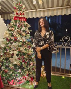 Shubhaavi Choksey Instagram - Poised to Attitude to Crazy: Yeah that’s me 😉
Thank you for clicking these Eriiiiii ❤️….. 
#aboutlastnight #christmas #2021