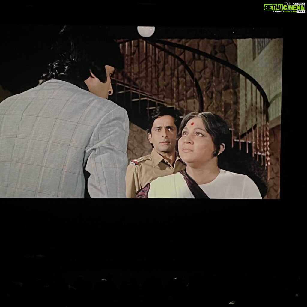 Shweta Basu Prasad Instagram - BIG B, BIG SCREEN! . Happy birthday Amitabh Bachchan sahab! Thank you for the movies ❤️ . Thank you @pvrcinemas_official and @filmheritagefoundation for this fantastic line up. It was a rare and an extremely special experience for cinema enthusiasts to sit with other cinema enthusiasts and AB fans watching, cheering, whistling, dancing to these iconic movies. . Also… I was named after his daughter :) . #amitabhbachchan #happybirthdayamitabhbachchan #filmheritagefoundation #bachchanbacktothebeginning #amitabhbachchan80 . #jayabhaduri #mili #hrishikeshmukherjee #sdburman #kishorekumar #mdrafi #latamangeshkar #salimjaved #yashchopra #deewar CINEMA