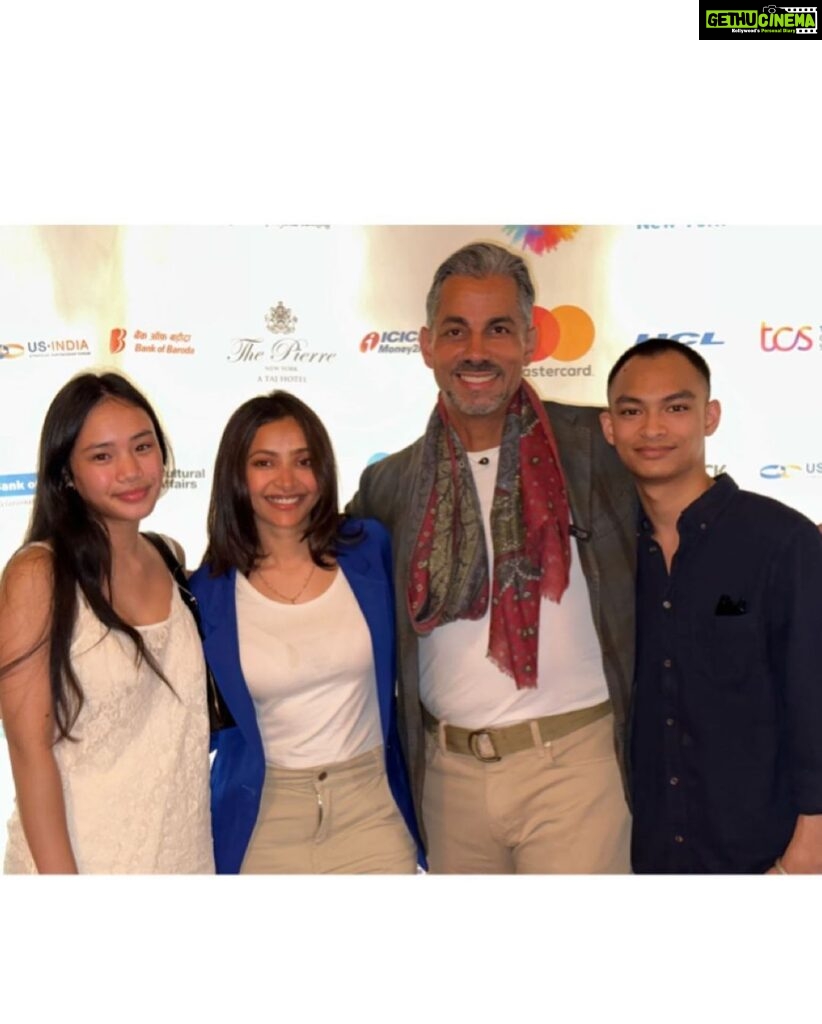 Shweta Basu Prasad Instagram - Retake premiere at the New York Indian film festival. Panel discussion with fellow filmmakers, moderated by the lovely @su4ita Thank you Torres परिवार and @manishrahatkar for attending the film and everyone else ❤️ Missed my team @retakeshortfilm 📸 @ray_torres138 @chris.torres . . . #retakeshortfilm #shwetabasuprasad Manhattan, New York