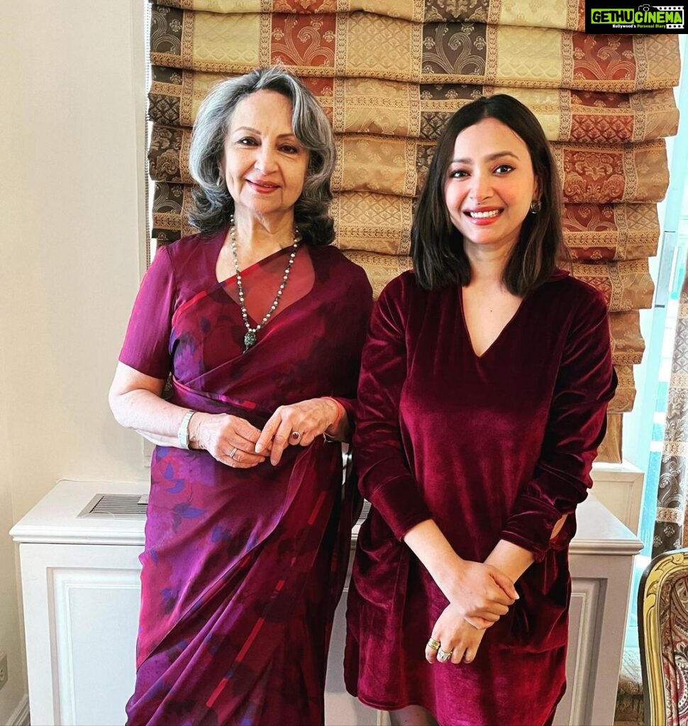 Shweta Basu Prasad Instagram - With Devi, in Mahanagar 😍 . Sharmila ji and I during PR activities for @nyindianfilmfest for our respective films Gulmohar and Retake . 📍 New York city . . #sharmilatagore #satyajitray #devi #shwetabasuprasad #newyork #newyorkindianfilmfestival #gulmoharfilm #retakeshortfilm Manhattan, New York