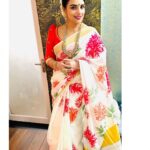Shweta Menon Instagram - Being traditional is being classy …❤️ Beautiful handprinted saree from @turmerikofficial paired with handcrafted blouse from @raimes_designerboutique Accessories: @seeruscollections MUA : @avinash_s_chetia #stylingdiaries #shwethamenon #drapetales #saree
