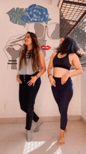 Siddhi Mahajankatti Instagram - • #dontrushchallenge •

PS : @akhila_mohan please don’t rush back to your PG next time 😂😂