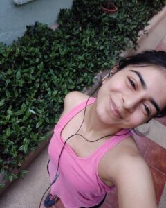 Siddhi Mahajankatti Instagram - • Can't keep my eyes open when I take a selfie ,
Anyone else with me ? • •Swipe ➡️ I tried taking a selfie with my eyes wide open 🙈😂•