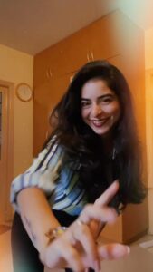 Siddhi Mahajankatti Instagram - • GRWM ft. My Daily Routine For Office ✌️• 

PS : 1 hr of getting ready plus 1 hr of travel in 30 secs. Phewww Adulting is difficult! 

#trendingreels #trending #trendingsongs #trendingnow #explorepage #explore #exploremore #exploreeverything #grwm #grwmreel #routine