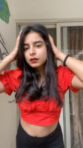Siddhi Mahajankatti Instagram - • Me casually waiting for gifts on Valentine’s Day 🙈•

#trending #trendingreels #trendingsongs #valentineday #valentine #dance #explorepage #explore #feelitreelit #valentinesdaygift