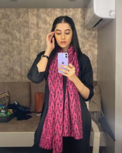 Simran Sharma Instagram - #Staffroom mirror selfie dump. 
 
Thank you @shwetaputhhran and team for the looks you put together for #Pranali and the rest of us teachers of Staffroom. I am personally a fan of Pranali’s comfy, chic style. You’re too good❤️

Thank you @vilashchaurasiya_ @ganeshpoojari19 @ravimakeupartist82 @darshana.hairstyles 
For the lovely hair and makeup💄💇🏻‍♀️

Fun fact: one of those pictures is not a mirror selfie😛🙈

#simransharma